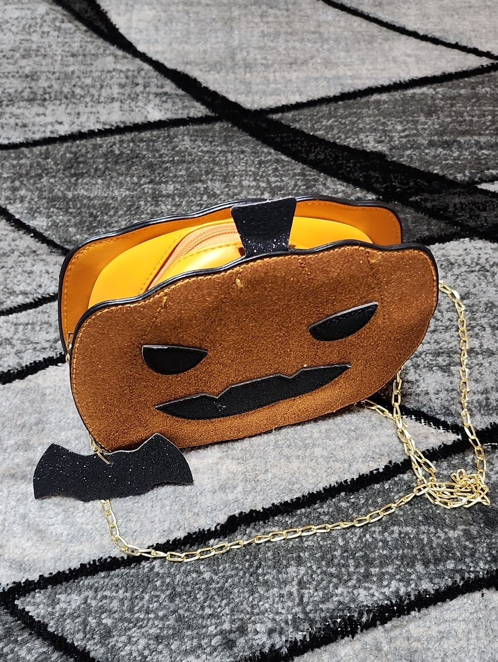 JACK-O'-LANTERN ORANGE/BLACK GLITTER BAT CHARM GOLD-TONE CHAIN SHOULDER BAG